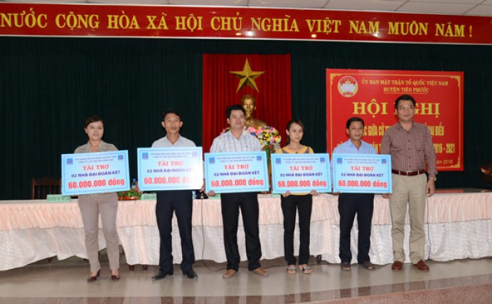 Đại diện Công ty BSR trao bảng tượng trưng nhà đại đoàn kết