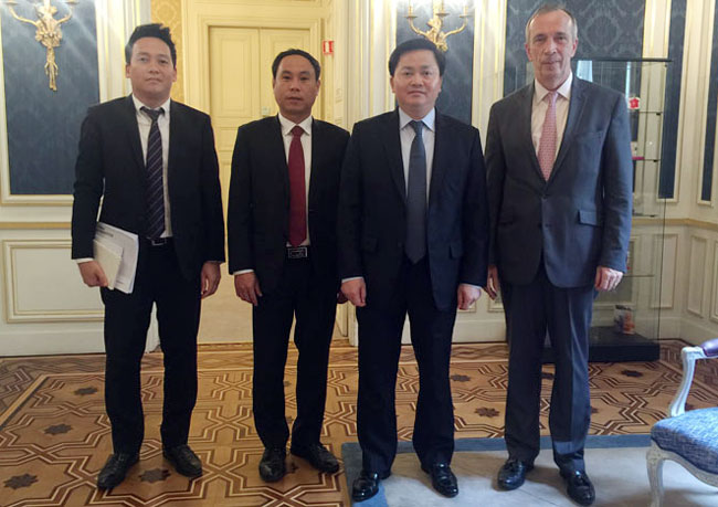 Tổng Giám đốc VietinBank (thứ 2 từ phải sang) và đoàn công tác chụp ảnh lưu niệm với ông Alain Papiasse - Phó Tổng Giám đốc Tập đoàn ngân hàng BNP Paribas 