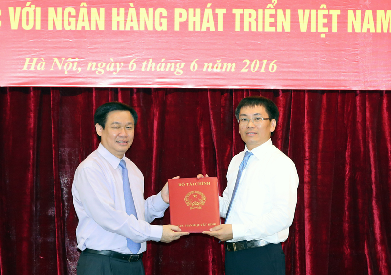 Phó Thủ tướng Chính phủ Vương Đình Huệ thừa ủy quyền của Thủ tướng Chính phủ trao quyết định bổ nhiệm ông Phạm Quang Tùng giữ chức vụ Chủ tịch Hội đồng quản trị VDB