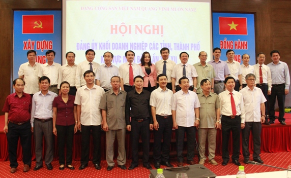 Các đại biểu chụp hình lưu niệm