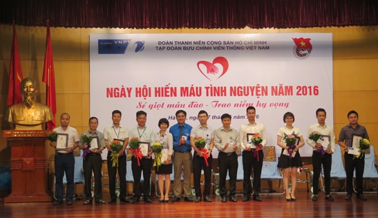 Ban Thường vụ Đoàn Thanh niên VNPT trao tặng giải thưởng “Giọt hồng” cho 10 gương mặt tiêu biểu trong phong trào hiến máu tình nguyện của Đoàn Thanh niên VNPT