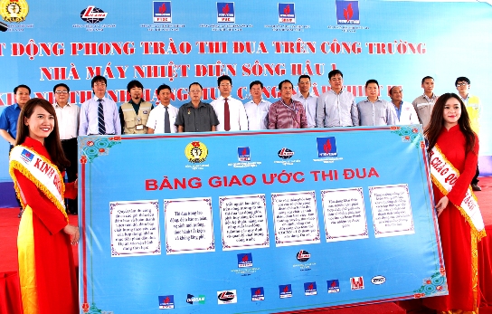 Đại diện Ban QLDA Điện lực Dầu khí SH1, Tổng thầu Lilama và các nhà thầu phụ, các đơn vị tư vấn ký kết giao ước thi đua trước sự chứng kiến của lãnh đạo Tỉnh ủy Hậu Giang, PVN và Công đoàn DKVN