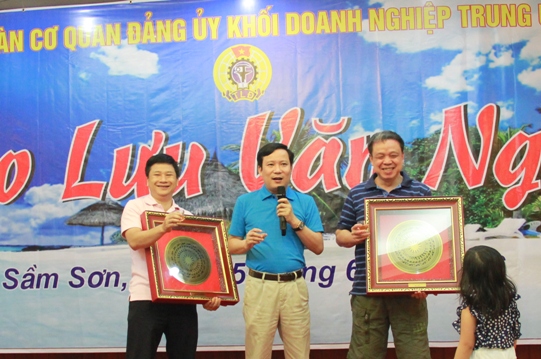 Đồng chí Phạm Tấn Công - Phó Bí thư Đảng ủy Khối DNTW trao quà lưu niệm của Đảng ủy Khối DNTW cho Đảng ủy VNPT và Agribank
