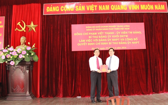 Thay mặt Ban Thường vụ Đảng ủy Khối DNTW, Bí thư Đảng ủy Khối DNTW Phạm Viết Thanh đã trao Quyết định phân công, chỉ định Bí thư Đảng ủy Ngân hàng Phát triển Việt Nam cho đồng chí Phạm Quang Tùng