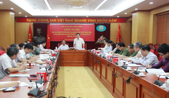 Đồng chí Phạm Tấn Công – Phó Bí thư Đảng ủy Khối DNTW giới thiệu khái quát về các hoạt động của Đảng ủy Khối Doanh nghiệp Trung ương