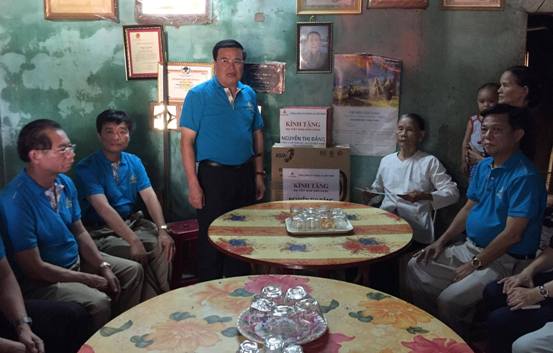 Đảng bộ Tổng công ty Thuốc lá Việt Nam thăm và tặng quà Mẹ Việt Nam Anh hùng huyện Phú Ninh