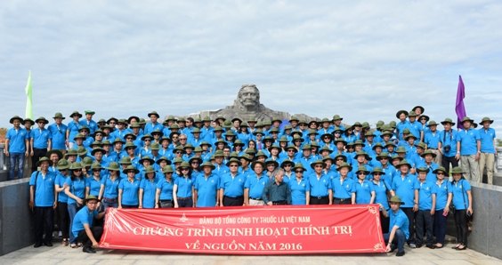 Đoàn đã đến dâng hương và chụp ảnh lưu niệm tại Tượng đài Mẹ Thứ