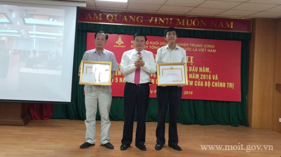 Đảng ủy Tổng công ty Thuốc lá Việt Nam trao Giấy khen cho các tập thểị, cá nhân có thành tích trong thực hiện Chỉ thị số 03 và thực hiện Cuộc vận động “Hiến kế đổi mới cơ chế, chính sách và tạo động lực phát triển doanh nghiệp và kinh tế đất nước”