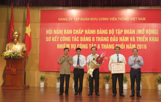 Thừa ủy quyền của Thủ tướng Chính phủ, Phó Bí thư Đảng ủy Khối DNTW Phạm Tấn Công; Thứ trưởng Bộ TT&TT Phan Tâm trao Bằng khen của Thủ tướng Chính phủ cho Đảng bộ Tập đoàn VNPT về thành tích thực hiện Chỉ thị 03, giai đoạn 2011 - 2015.