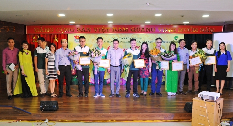 Đại diện Đoàn Khối Doanh nghiệp Trung ương trao giải cho các cán bộ đoàn