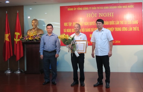 Ban Thường vụ Đảng ủy Tổng công ty Đầu tư và kinh doanh vốn nhà nước đã trao Huy hiệu 30 năm tuổi Đảng cho đảng viên tại Đảng bộ Công ty Thương mại Tràng Tiền