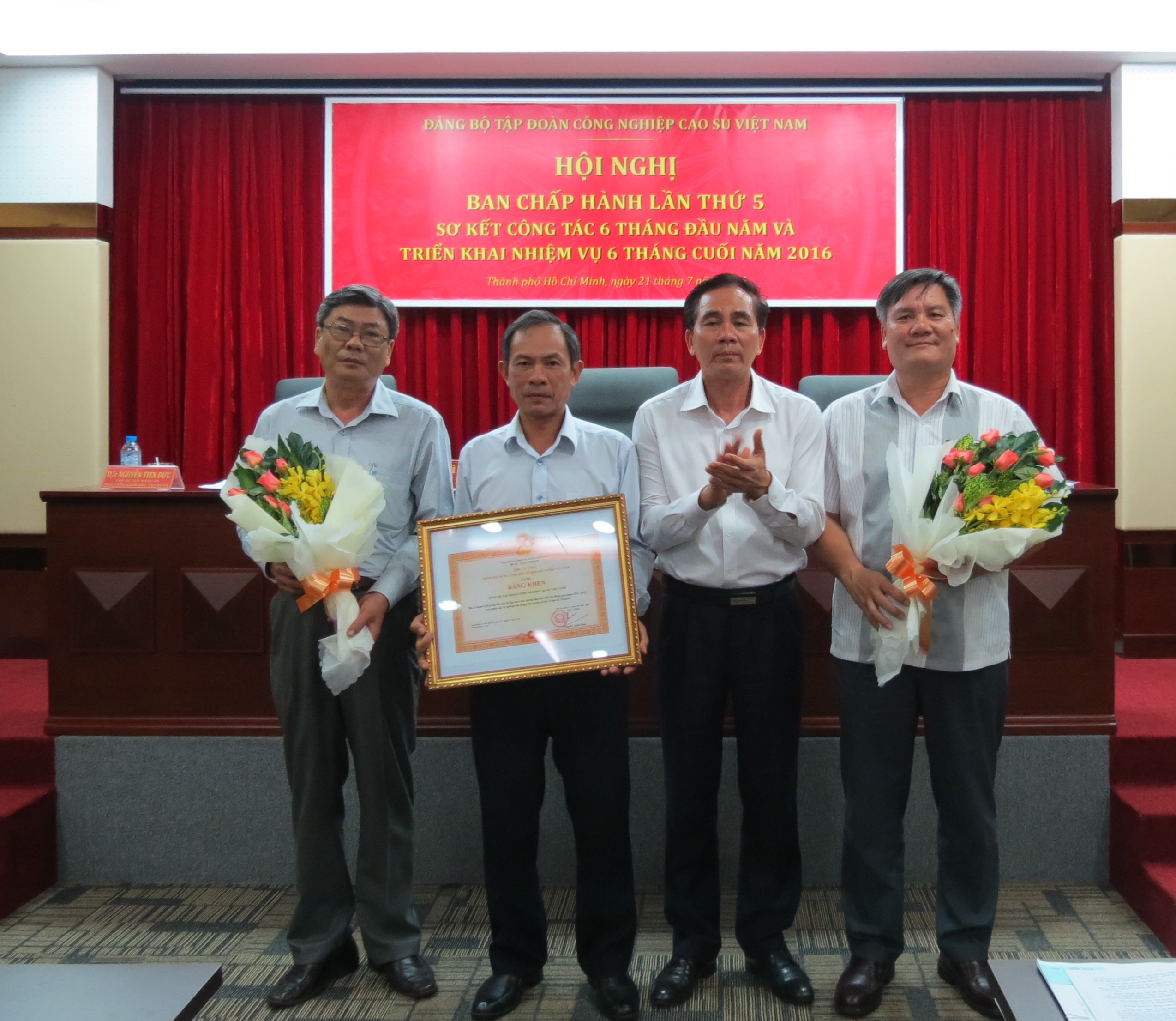 Thừa ủy quyền của Thủ tướng Chính phủ, Đảng ủy Khối DNTW đã trao Bằng khen của Thủ tướng Chính phủ cho Đảng bộ VRG vì đã có thành tích xuất sắc trong thực hiện Chỉ thị 03-CT/TW của Bộ Chính trị