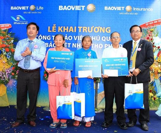 Đại diện lãnh đạo Tập đoàn Bảo Việt trao quà cho các Mẹ Việt Nam Anh hùng nhân Ngày Thương binh liệt sĩ 27/7