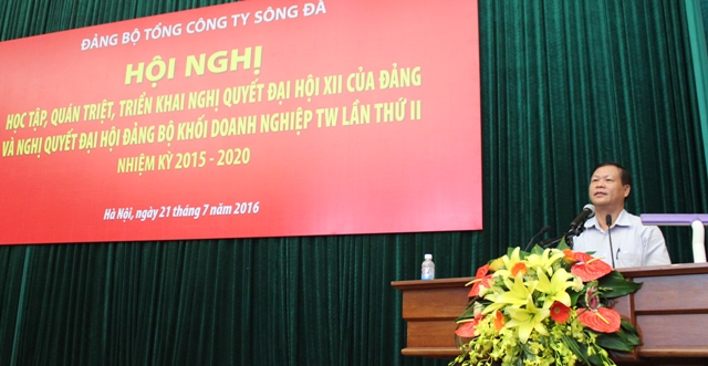 Báo cáo viên truyền đạt nội dung các Nghị quyết.