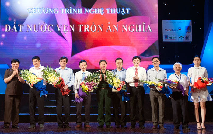 Đại diện VietinBank (thứ 4 từ trái sang) nhận hoa cảm ơn từ Ban Tổ chức