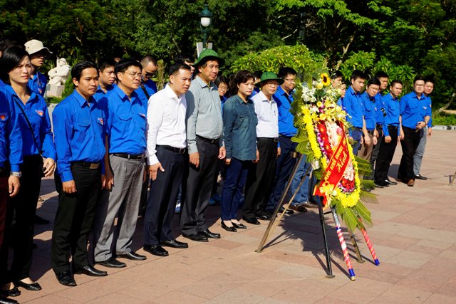 tưởng niệm các anh hùng liệt sỹ tại Khu di tích lịch sử Quốc gia đặc biệt Thành Cổ Quảng Trị