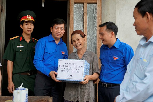 ương tặng quà cho Mẹ Việt Nam anh hùng                         