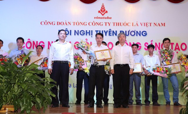 Các Lao động giỏi được tuyên dương.