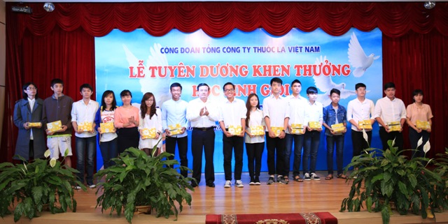 tuyên dương khen thưởng học sinh giỏi lần thứ XV, năm học 2015 - 2016 cho 116 cháu là con CNVCLĐ Tổng công ty.