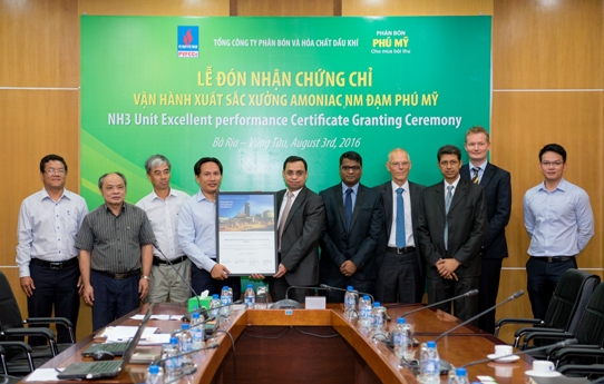 Trao “Chứng chỉ vận hành xuất sắc” cho đại diện lãnh đạo PVFCCo và Nhà máy Đạm Phú Mỹ