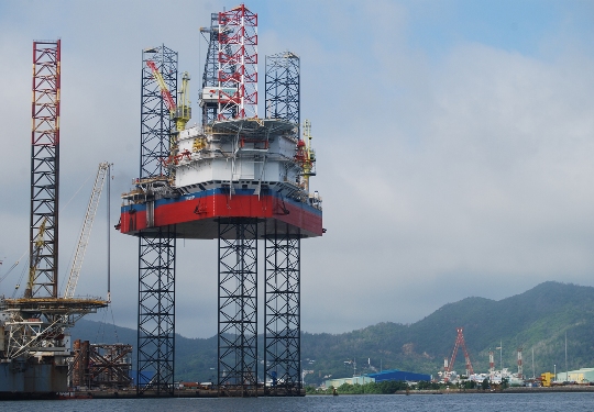 Giàn khoan tự nâng Tam Đảo 05 được nâng lên độ cao 140m trong buổi nâng hạ thử ngày 6/8