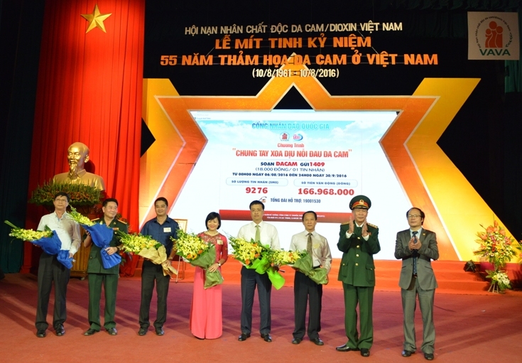 Thượng tướng Nguyễn Văn Rinh - Chủ tịch Hội nạn nhân chất độc da cam/dioxin Việt Nam (thứ 2 từ phải sang) tặng hoa cho đồng chí Phạm Quang Dũng - Tổng giám đốc Vietcombank (thứ 4 từ phải sang) - đơn vị đồng hành cùng Hội nạn nhân chất độc da cam/dioxin Việt Nam tổ chức thành công Lễ mít tinh và phát động Chương trình “Chung tay xoa dịu nỗi đau da cam”