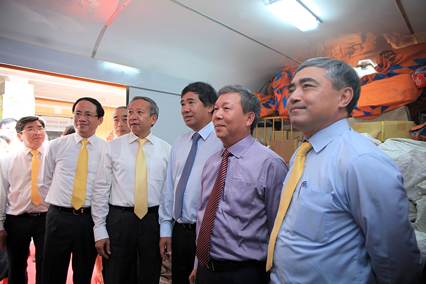 Các đại biểu tham quan toa hàng