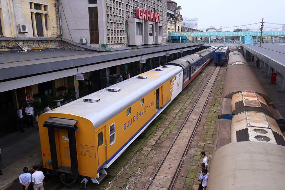 Toa xe mang thương hiệu của Bưu điện Việt Nam.