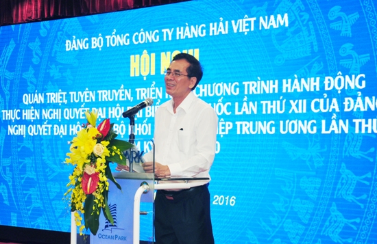 Đồng chí Trần Thanh Khê - Ủy viên Ban Thường vụ, Trưởng Ban Tuyên giáo Đảng ủy Khối truyền đạt NQ Đại hội Đảng bộ Khối DNTW