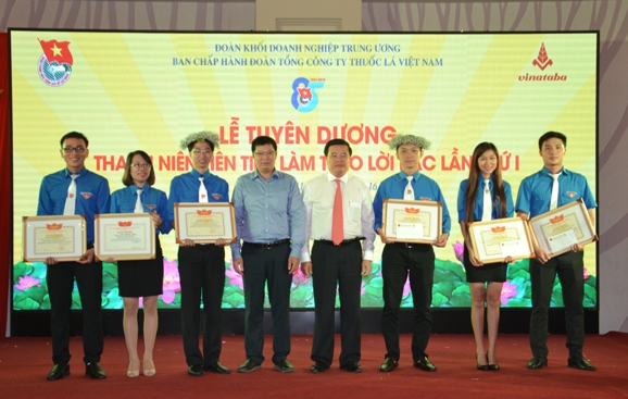 Lãnh đạo Đoàn Khối DNTW và Tổng công ty Vinataba tặng Bằng khen cho thanh niên tiên tiến làm theo lời Bác 