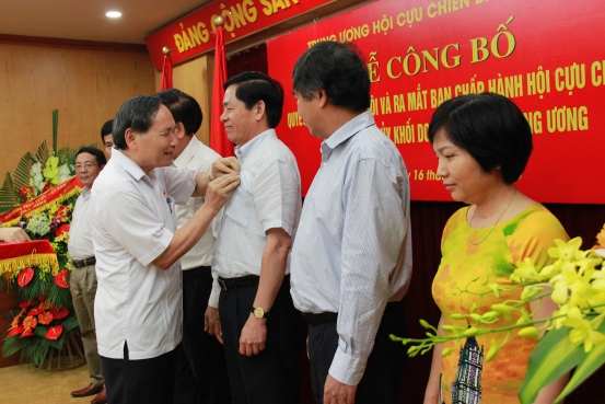 Trao Huy hiệu, thẻ Hội viên Hội Cựu chiến binh Cơ quan Đảng ủy Khối DNTW cho các hội viên 