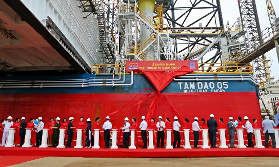 Các đại biểu thực hiện nghi thức khánh thành Giàn khoan tự nâng Tam Đảo 05