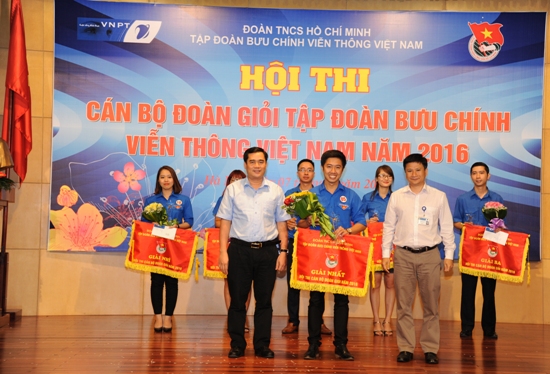 Ban Tổ chức trao giải Nhất cho thí sinh