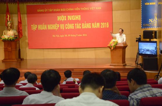 Báo cáo viên Đảng ủy Khối DNTW trình bày các nội dung tập huấn 