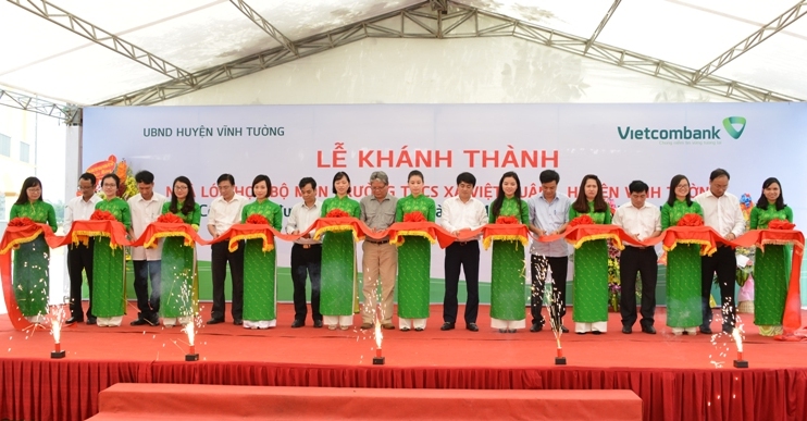 Cắt băng khánh thành trường THCS Việt Xuân
