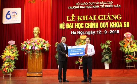 Bảo Việt trao học bổng cho các tân sinh viên có thành tích học tập xuất sắc và có hoàn cảnh khó khăn trường ĐH KTQD với tổng giá trị là 540 triệu đồng