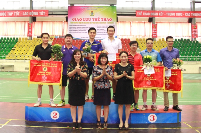 Ban Tổ chức trao giải cho các vận động viên giành giải Nhất nội dung cầu lông đôi nam.