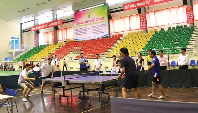 Thi đấu nội dung bóng bàn.