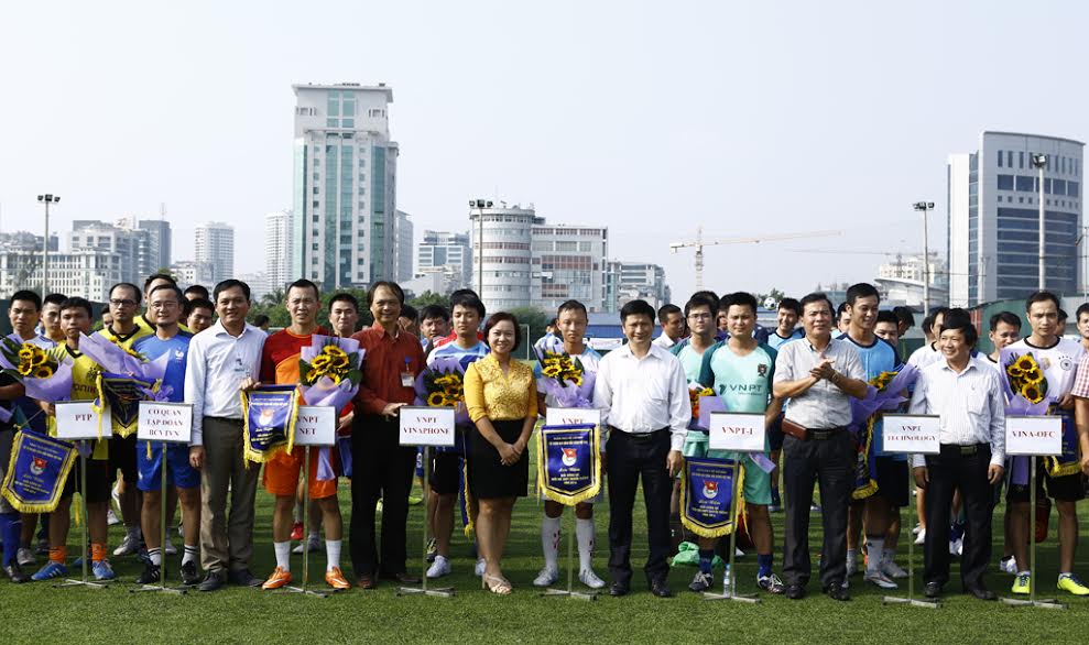 Đại diện lãnh đạo và Đoàn thanh niên Tập đoàn VNPT trao cờ lưu niệm cho 16 đội tham dự giải