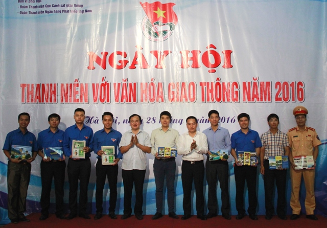 Đại diện Trung ương Đoàn và Đoàn Khối DNTW trao tài liệu tuyên truyền ATGT cho cán bộ, đoàn viên tại Ngày hội.