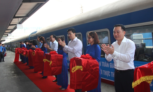 Cắt băng khánh thành Đoàn tàu