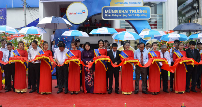 Các đại biểu cắt băng khai trương VietinBank Phú Quốc