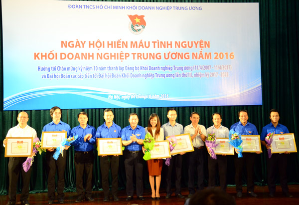 Ban Thường vụ Đoàn Khối khen thưởng