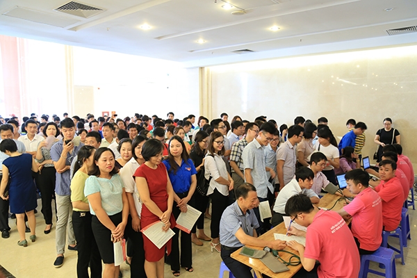 Đông đảo đoàn viên thanh niên đăng ký hiến máu.