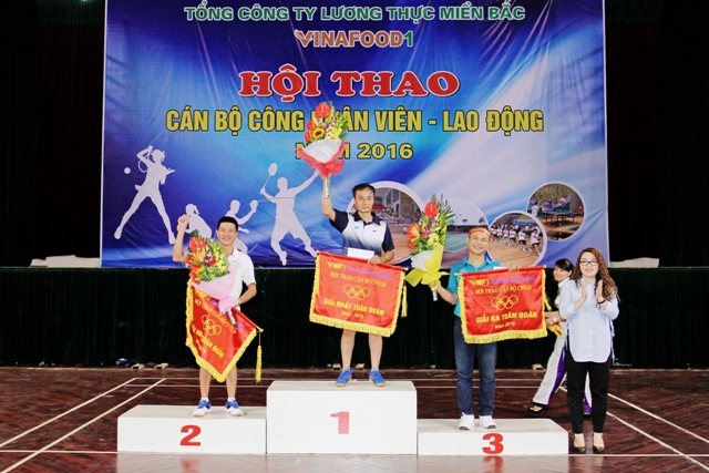 Lãnh đạo Tổng công ty trao thưởng cho các vận động viên đoạt giải.