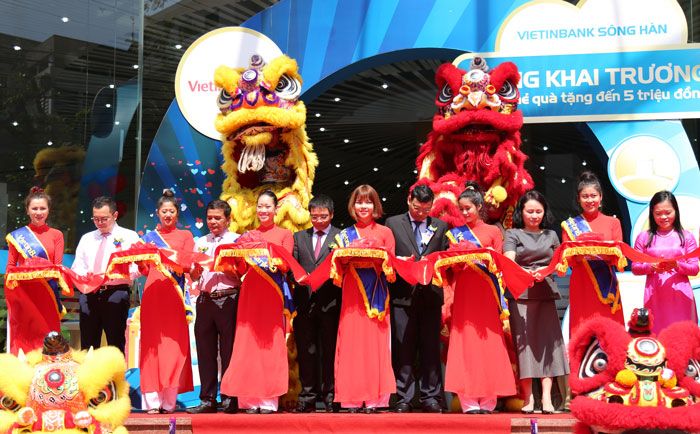 Các đại biểu cắt băng khai trương Chi nhánh