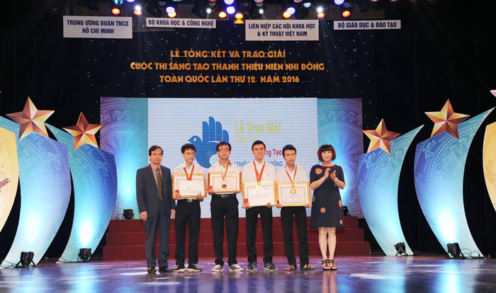 Đại diện VietinBank tặng phần thưởng cho nhóm tác giả đạt Giải Đặc biệt