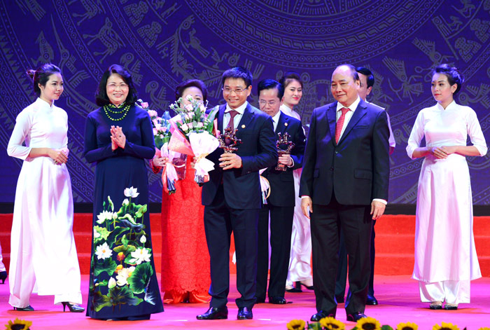 Thủ tướng Nguyễn Xuân Phúc, Phó Chủ tịch nước Đặng Thị Ngọc Thịnh trao danh hiệu Doanh nhân Việt Nam tiêu biểu 2016 cho Chủ tịch HĐQT VietinBank Nguyễn Văn Thắng