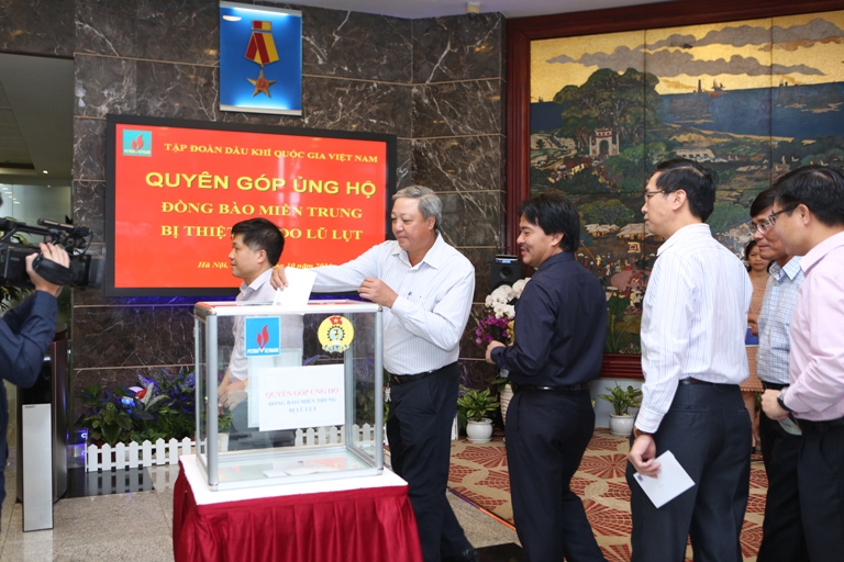 CBCNV Tập đoàn Dầu khí Việt Nam quyên góp ủng hộ đồng bào miền Trung bị lũ lụt