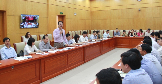 Đại biểu tham luận tại Hội nghị.